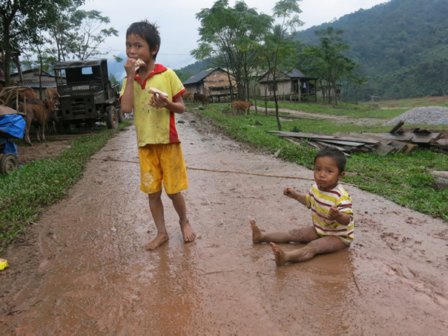 Tiếng đọc bài không tròn trong giá rét đại ngàn